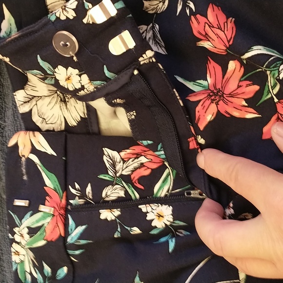 Roz and Ali Floral Ankle Pants Size 10 - Picture 3 of 5